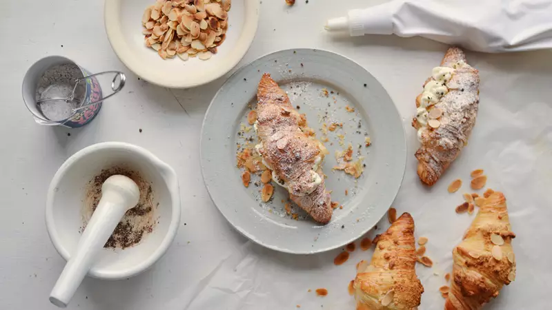 Frasiga croissant-semlor med mandelkräm, grädde och florsocker