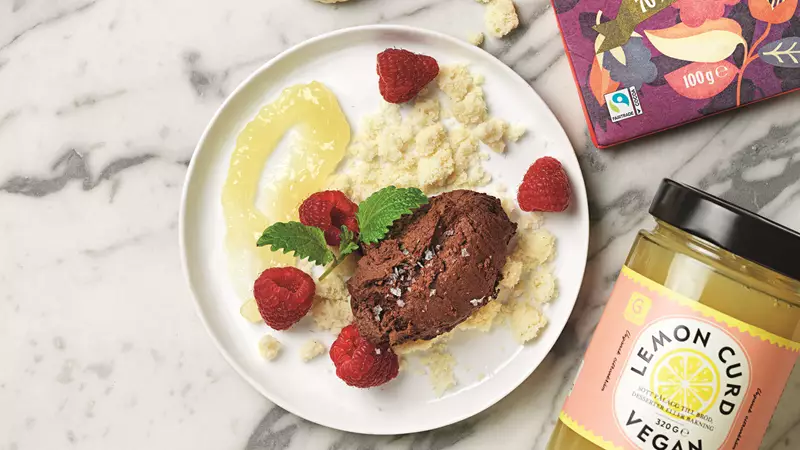 Krämig chokladmousse med 70% mörk choklad och färska hallon