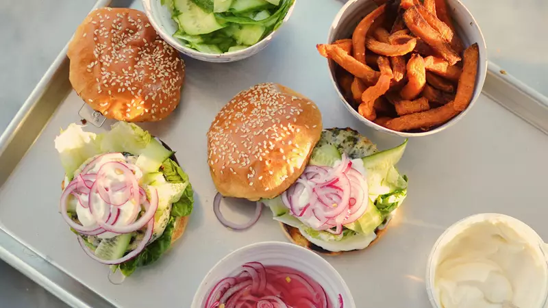 Fiskburgare med brioche hamburgerbröd, picklad lök och sötpotatispommes