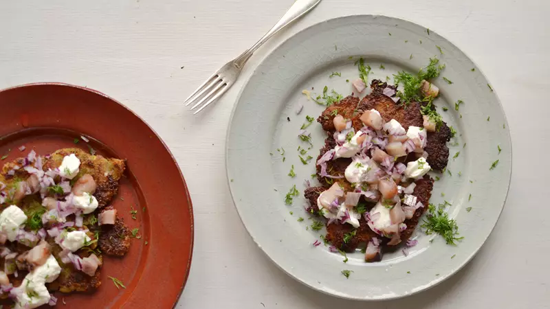 Krispiga rårakor med sill, rödlök, gräddfil och dill