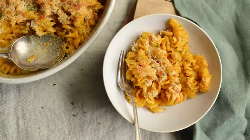 Krämig mac and cheese med riven parmesan