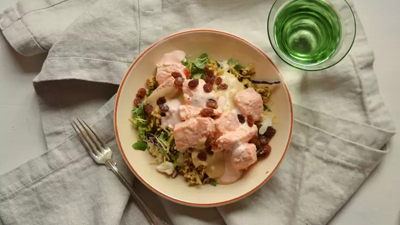 Sallad med yoghurtmarinerad lax och russin