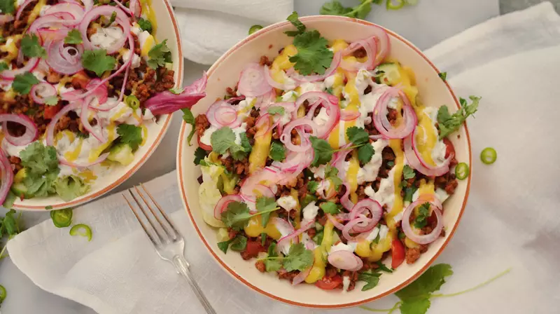 Tacosallad med picklad lök, koriander och mangodressing