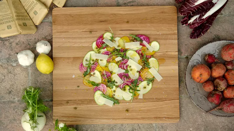 Grönsakscarpaccio med betor, zucchini, kapris och parmesan