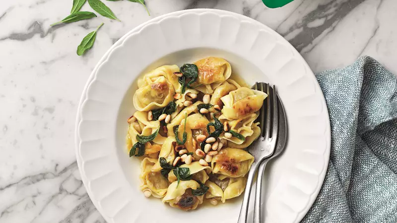 Färsk tortellini med salviasmör och rostade pinjenötter